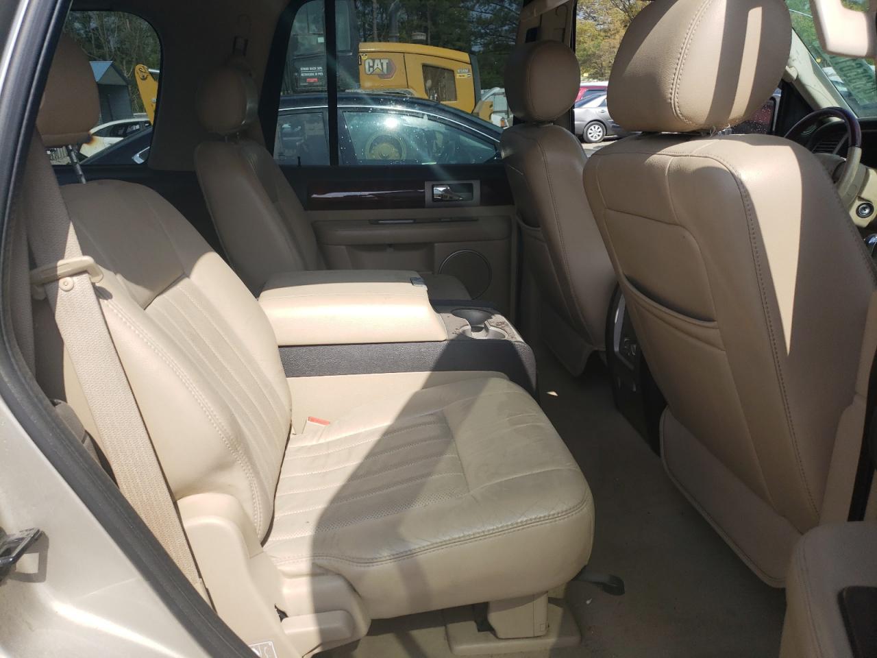 Photo 6 from auction – 2005 LINCOLN NAVIGATOR with VIN 5LMFU28555LJ11944