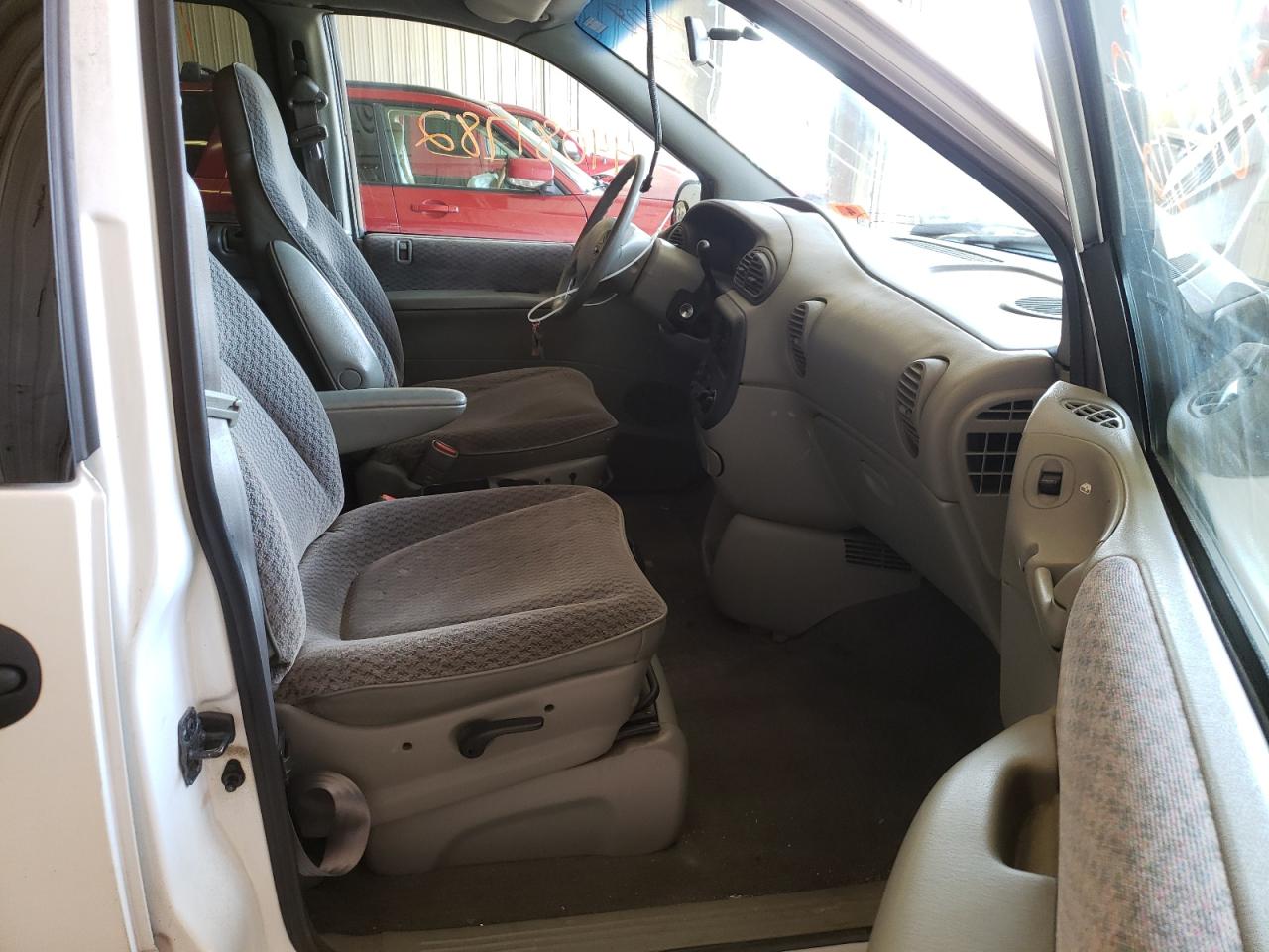 Photo 5 from auction – 2000 CHRYSLER VOYAGER with VIN 2C4GJ2534YR700874
