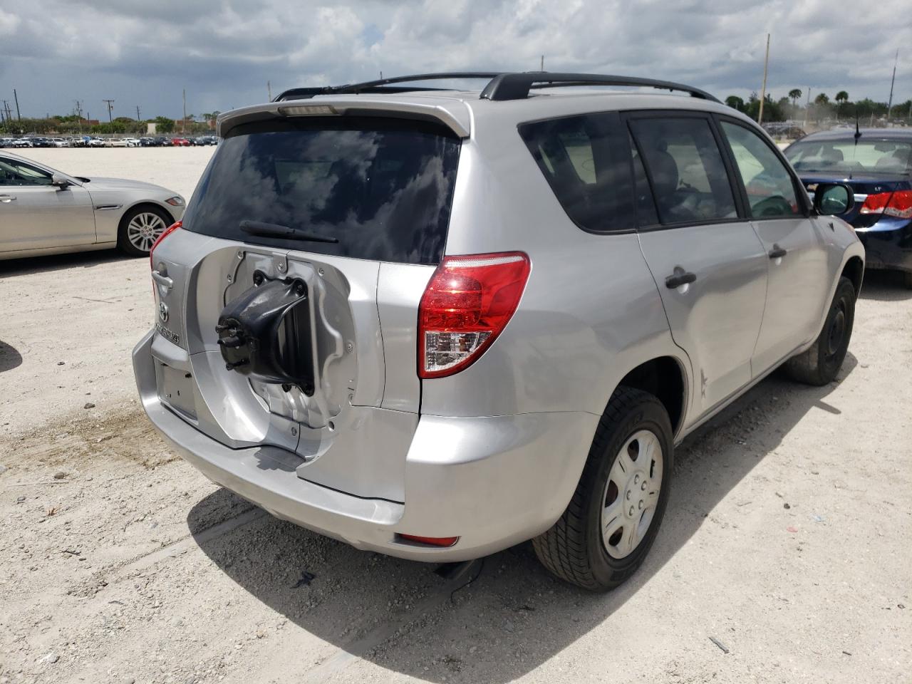 Photo 4 from auction – 2006 TOYOTA RAV4 with VIN JTMZD33V665017482