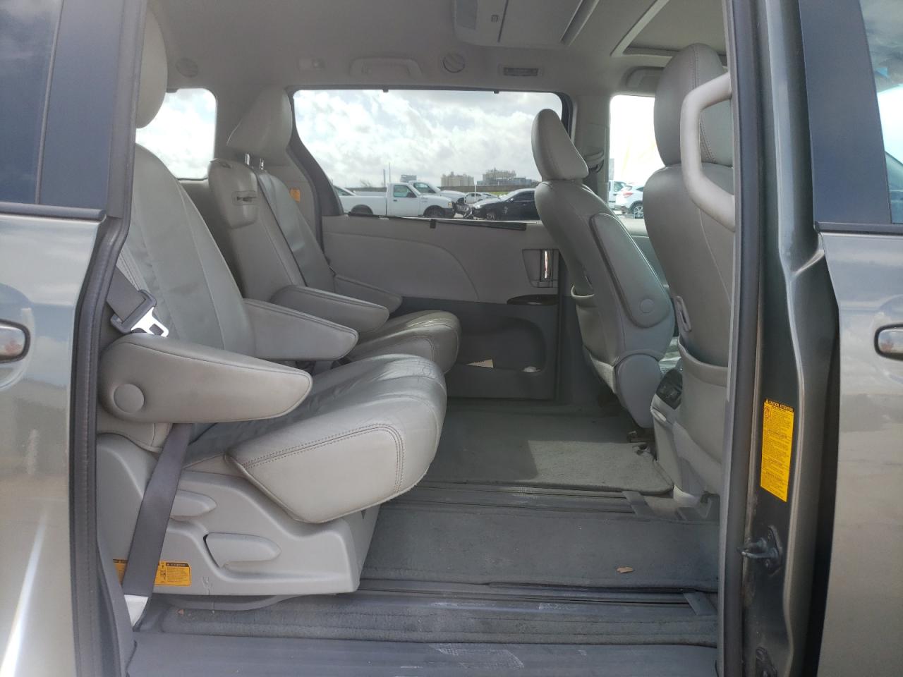 Photo 6 from auction – 2011 TOYOTA SIENNA XLE with VIN 5TDYK3DC3BS102718
