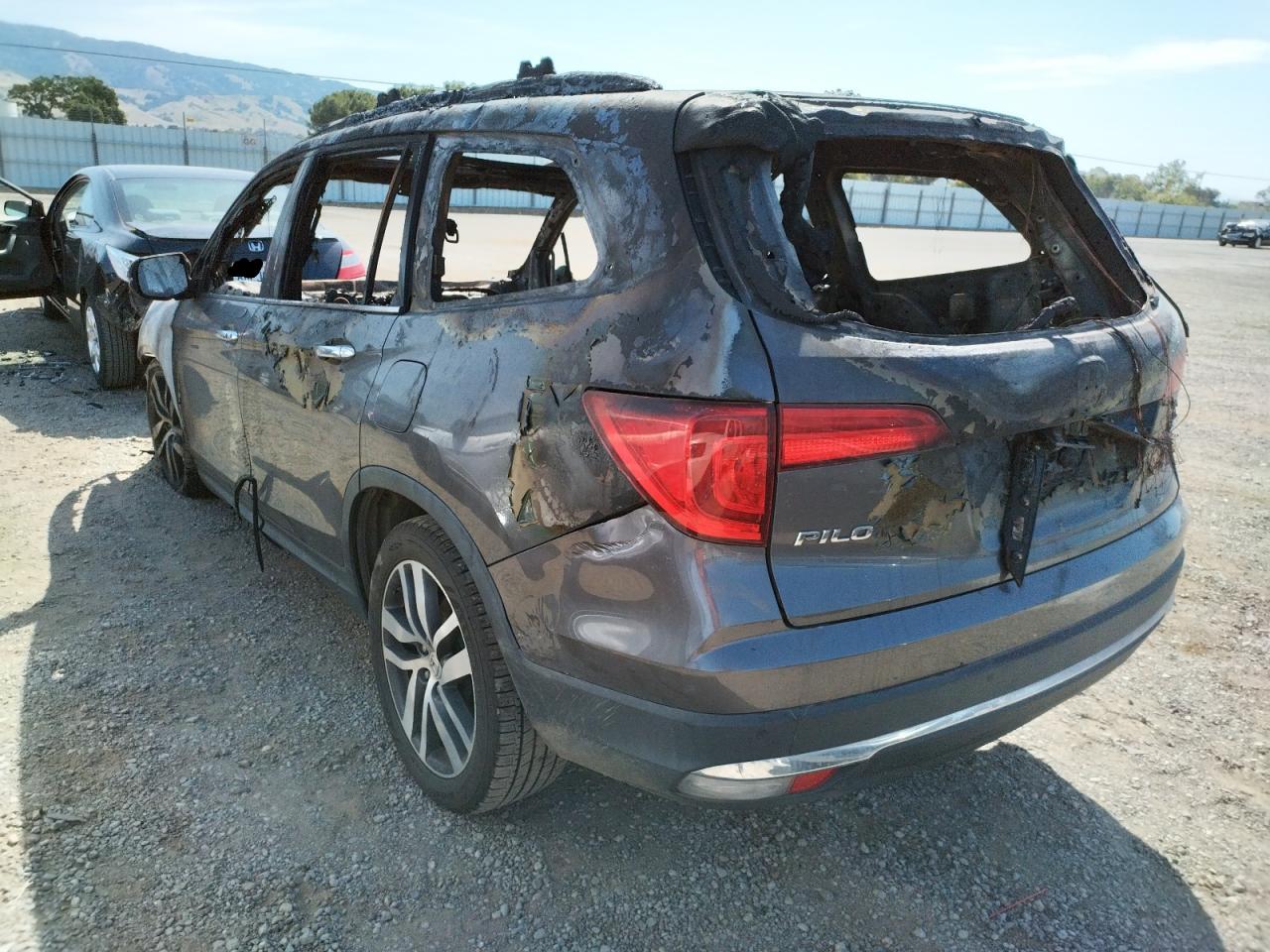 Photo 3 from auction – 2017 HONDA PILOT TOUR with VIN 5FNYF6H91HB026532