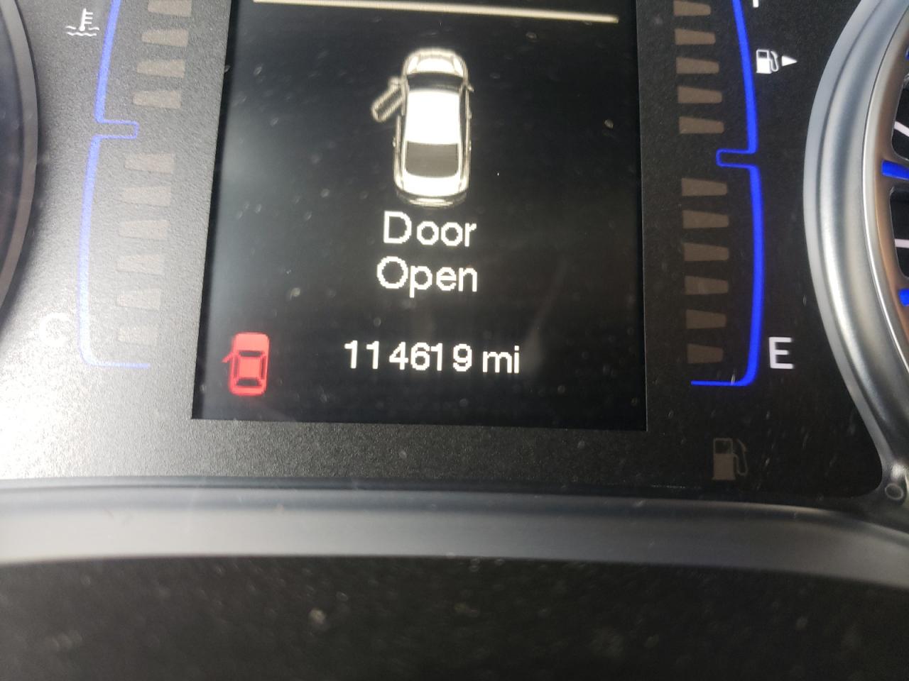 Photo 8 from auction – 2015 CHRYSLER 200 LIMITE with VIN 1C3CCCAB5FN573983