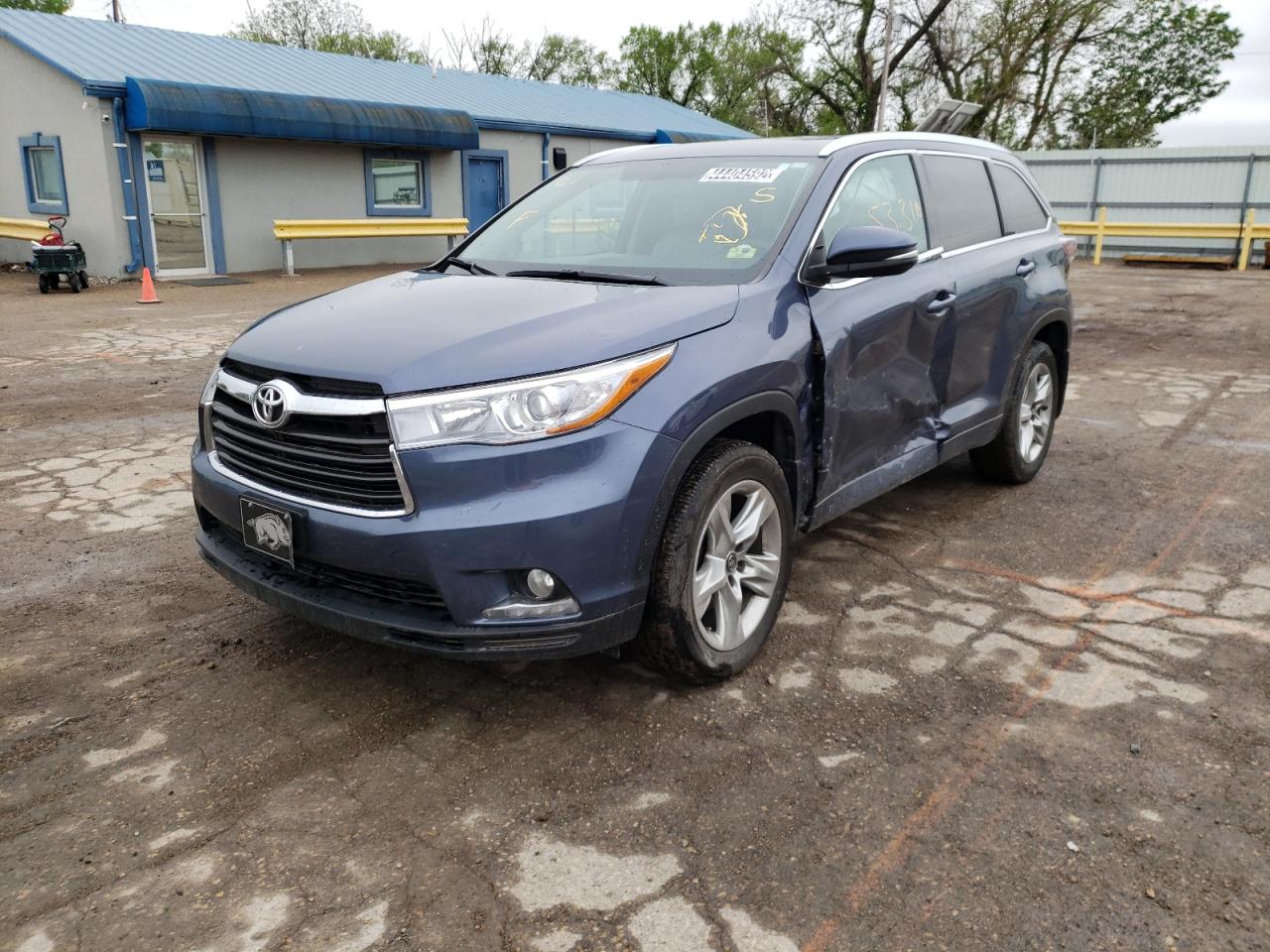 Photo 2 from auction – 2016 TOYOTA HIGHLANDER with VIN 5TDYKRFH6GS149308