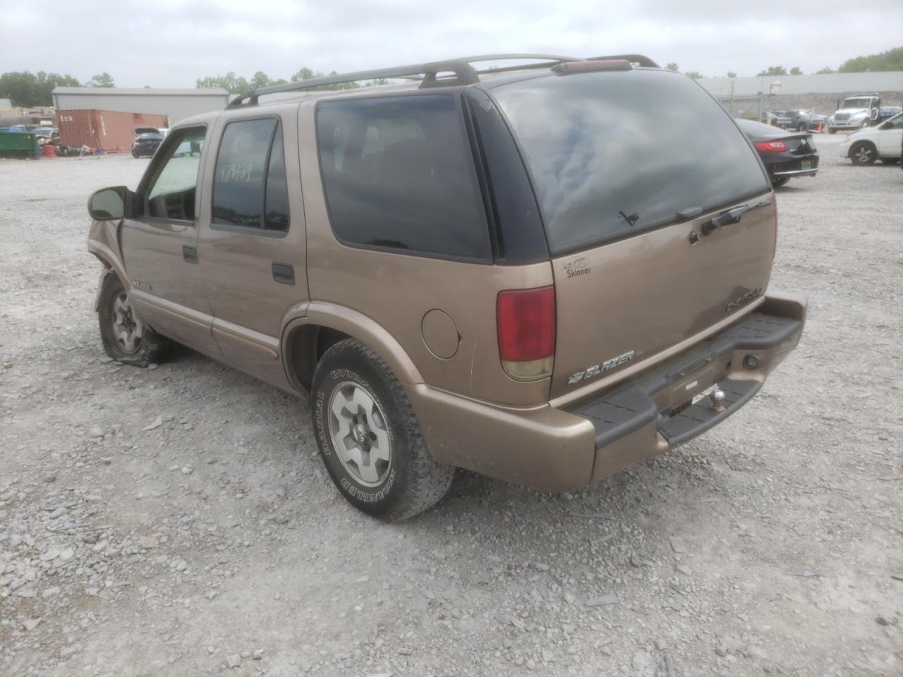 Photo 3 from auction – 2002 CHEVROLET BLAZER with VIN 1GNDT13W52K206136
