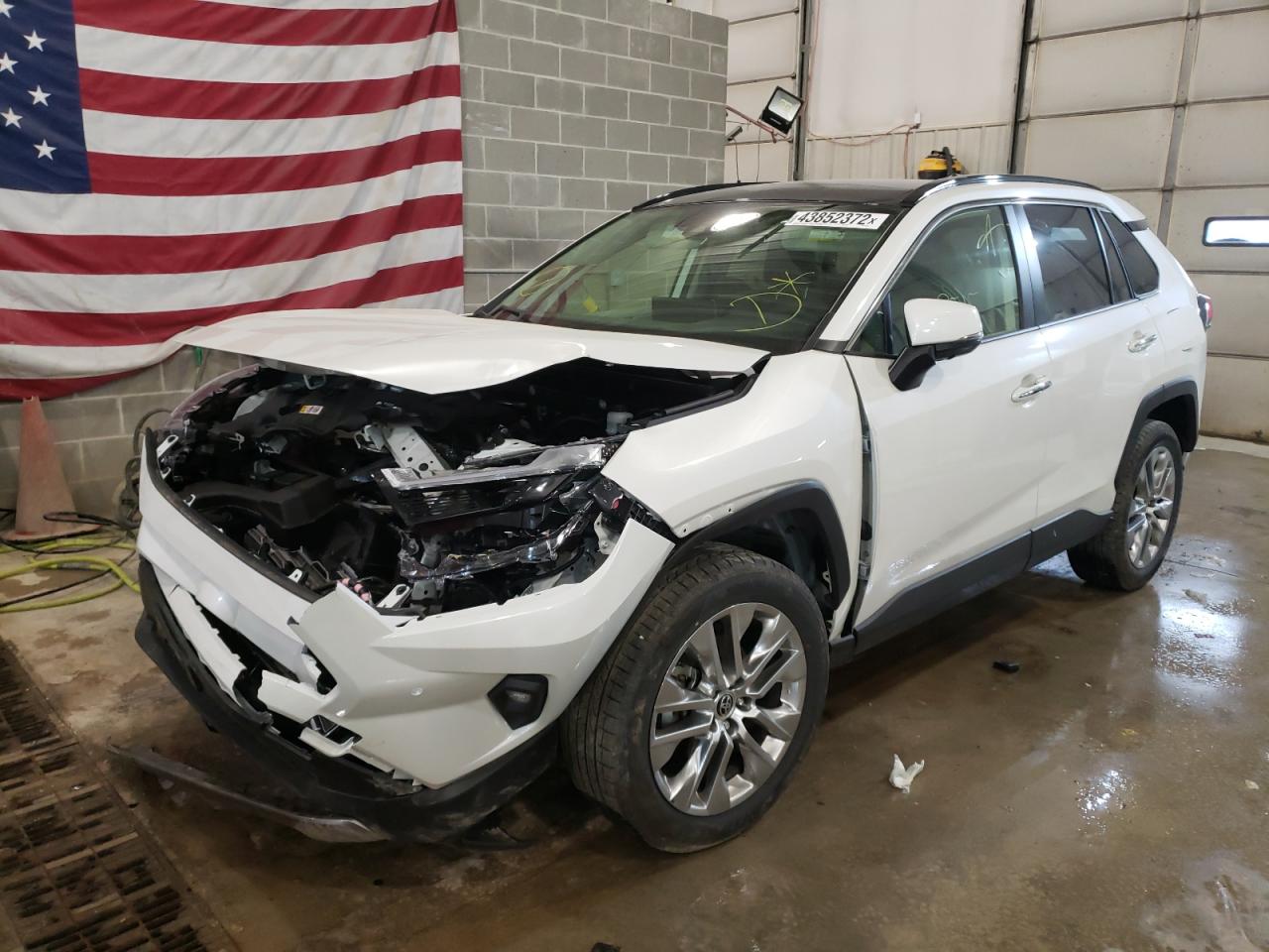 Photo 2 from auction – 2022 TOYOTA RAV4 LTD with VIN JTMN1RFV1ND086011