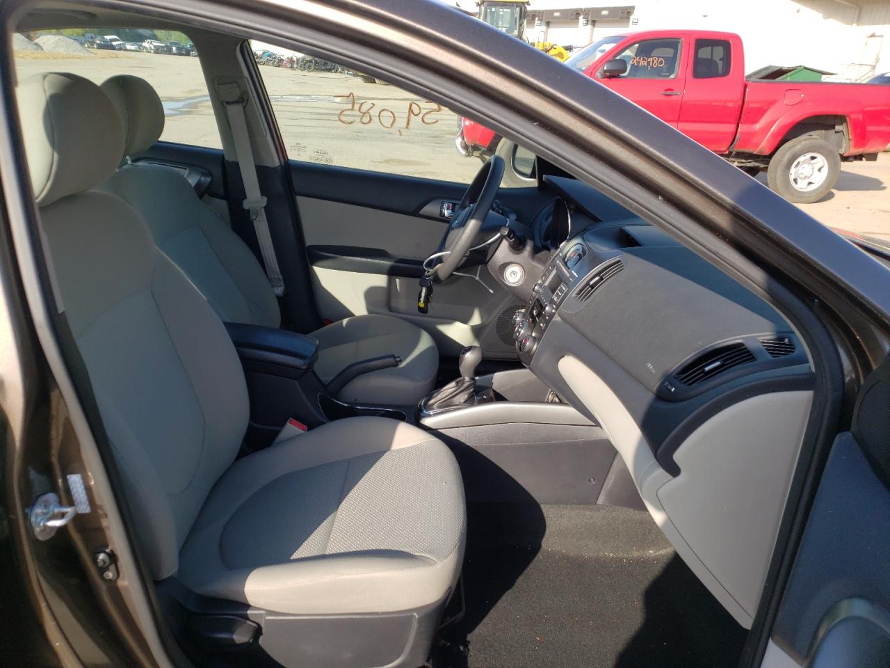 Photo 5 from auction – 2013 KIA FORTE EX with VIN KNAFU4A2XD5677990