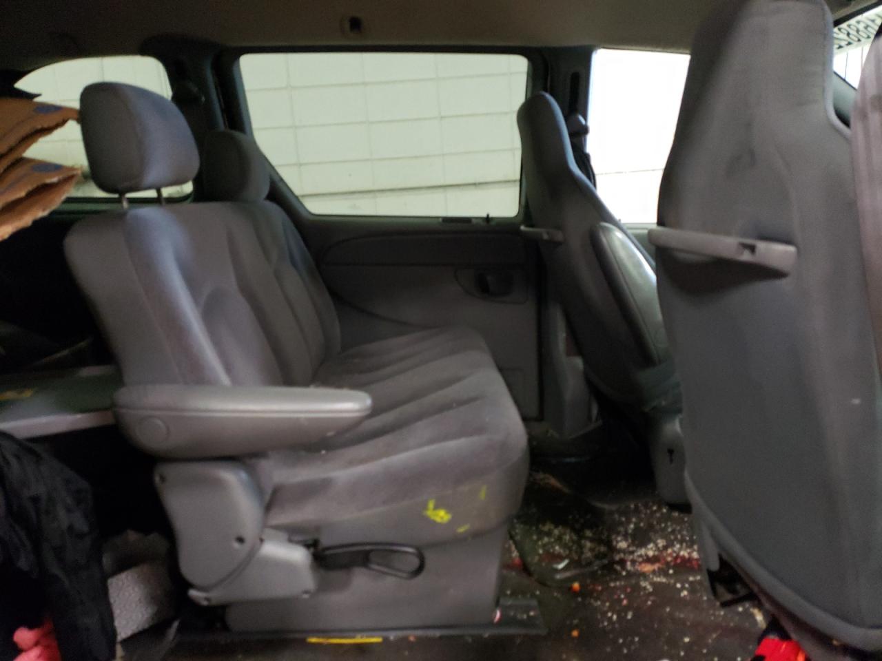 Photo 6 from auction – 2004 CHRYSLER TOWN & COU with VIN 1C4GP45R04B567053