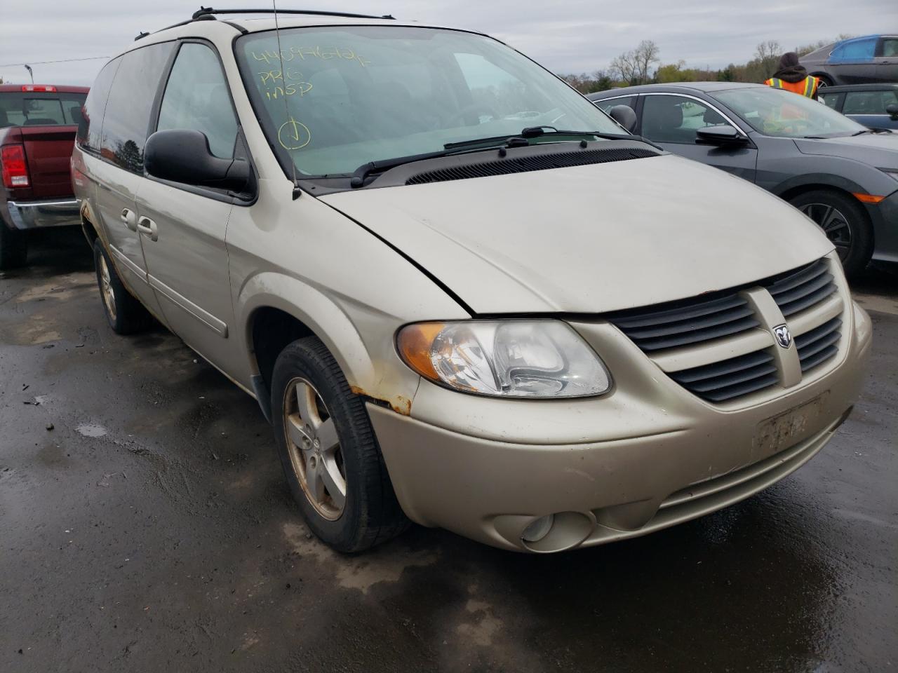 DODGE GRAND CARA 2005 with VIN 2D4GP44L85R573735 - Photo from auction