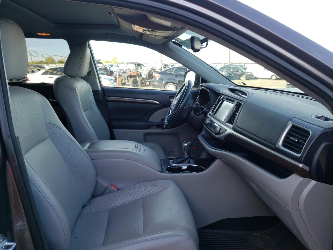 Photo 5 from auction – 2015 TOYOTA HIGHLANDER with VIN 5TDDKRFHXFS157375