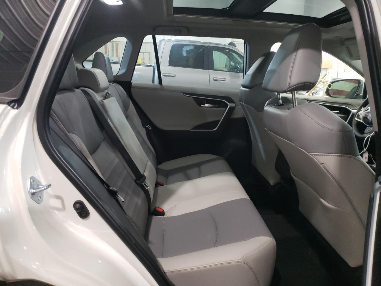 Photo 6 from auction – 2022 TOYOTA RAV4 LTD with VIN JTMN1RFV1ND086011