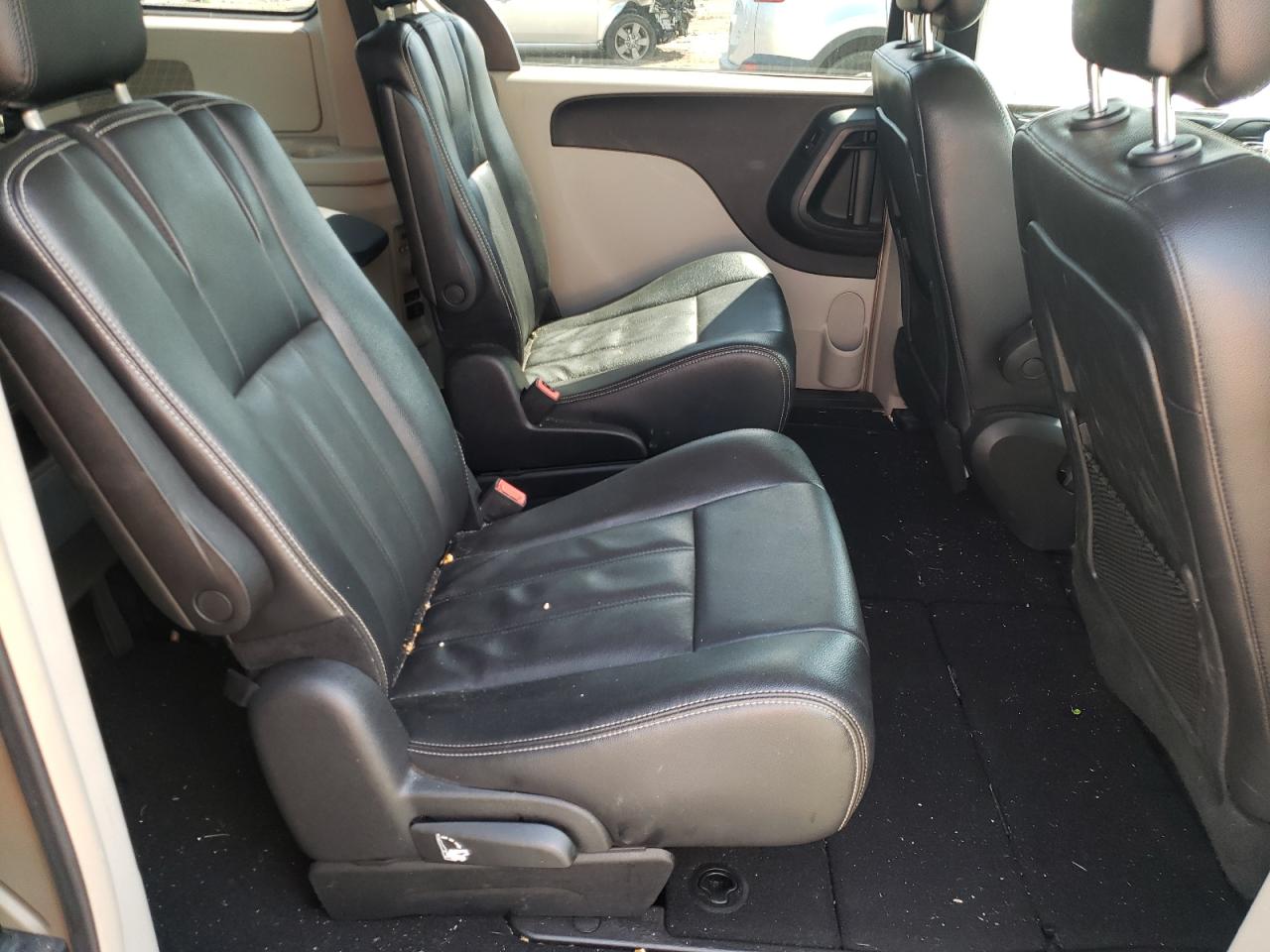 Photo 16 from auction – 2014 CHRYSLER TOWN & COU with VIN 2C4RC1BG8ER188505