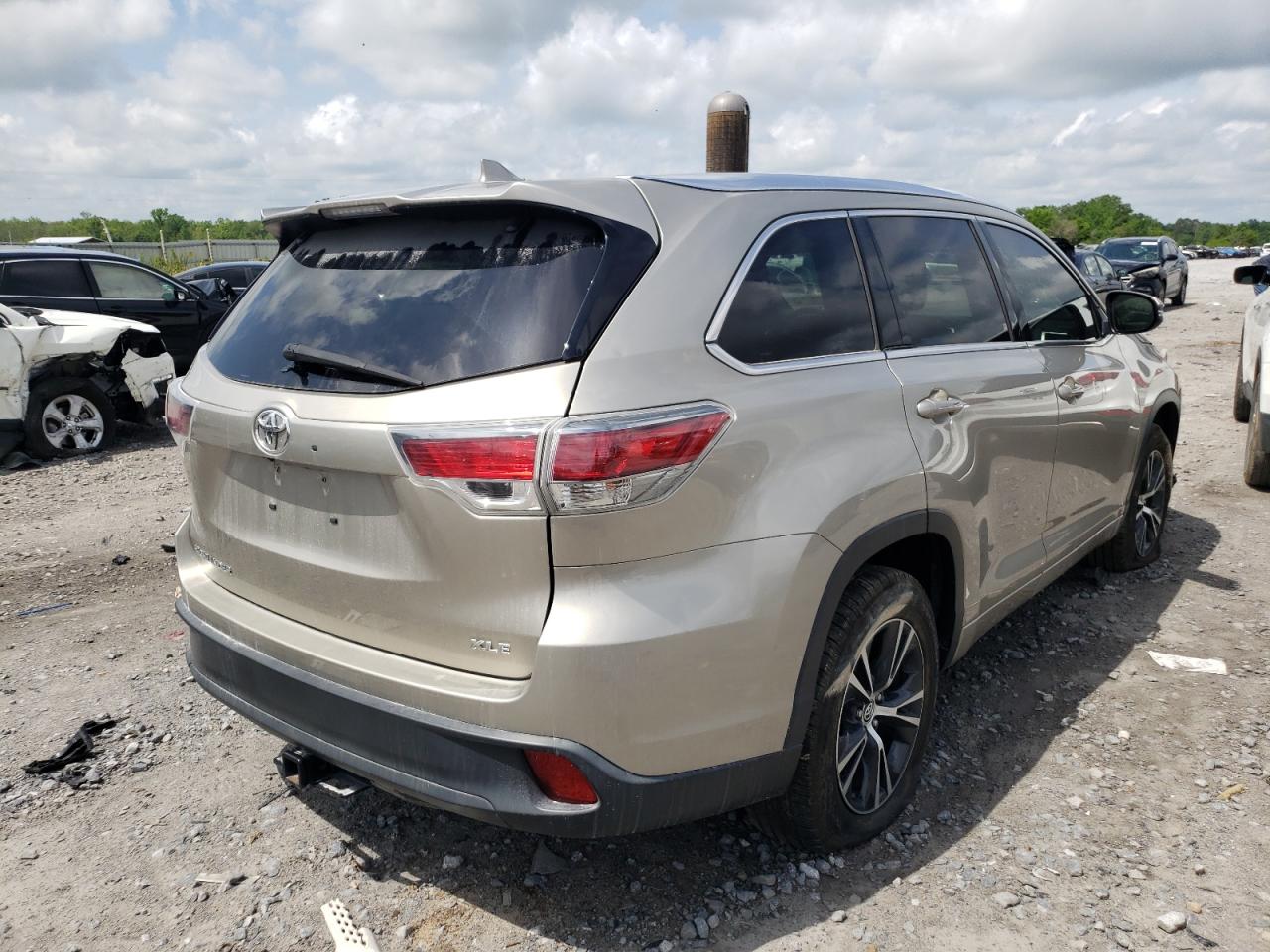 Photo 4 from auction – 2016 TOYOTA HIGHLANDER with VIN 5TDKKRFH5GS142145
