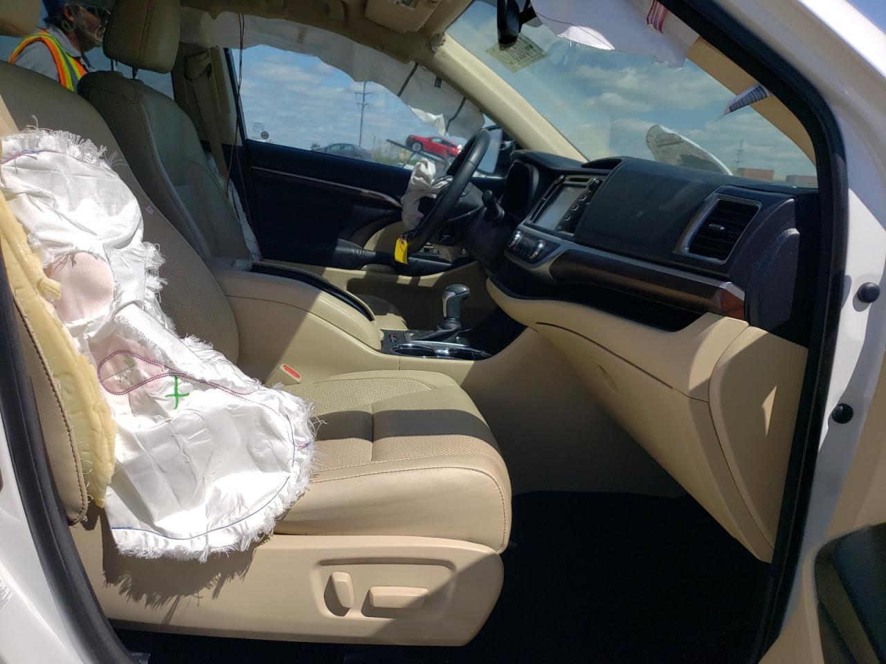 Photo 5 from auction – 2016 TOYOTA HIGHLANDER with VIN 5TDYKRFH5GS145203