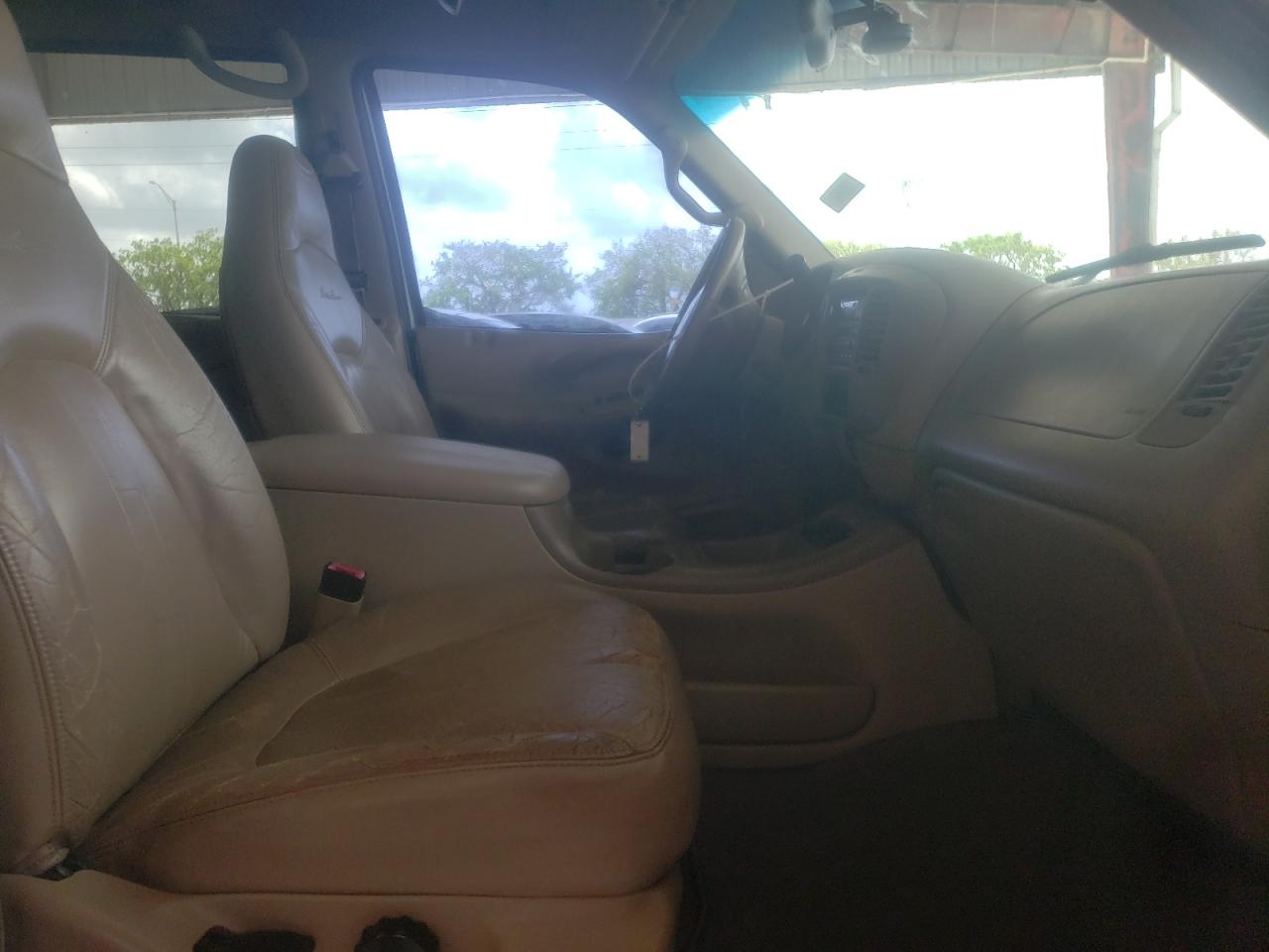 Photo 5 from auction – 2000 FORD EXPEDITION with VIN 1FMRU1766YLA59197
