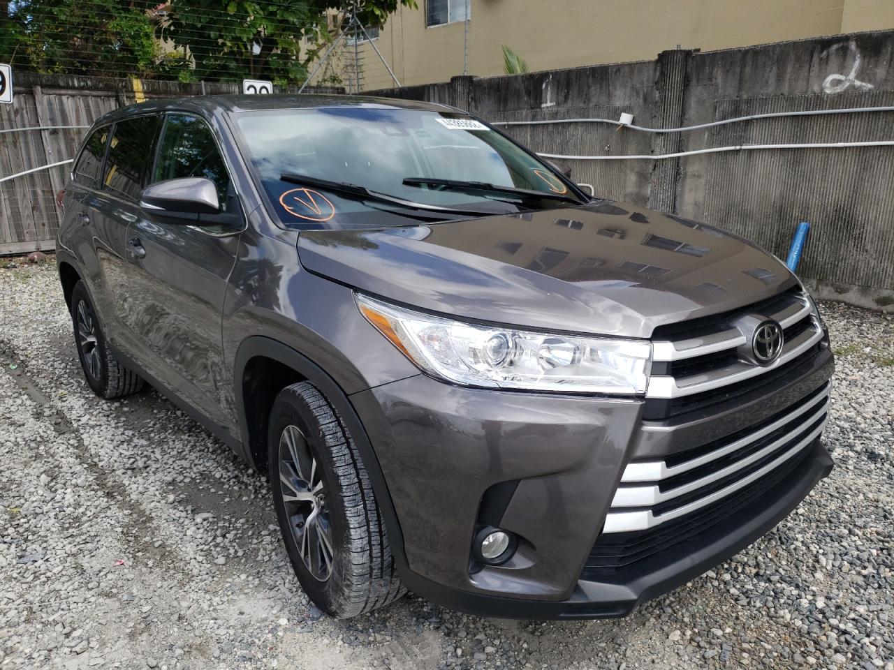 TOYOTA HIGHLANDER 2019 with VIN 5TDZZRFH5KS360802 - Photo from auction