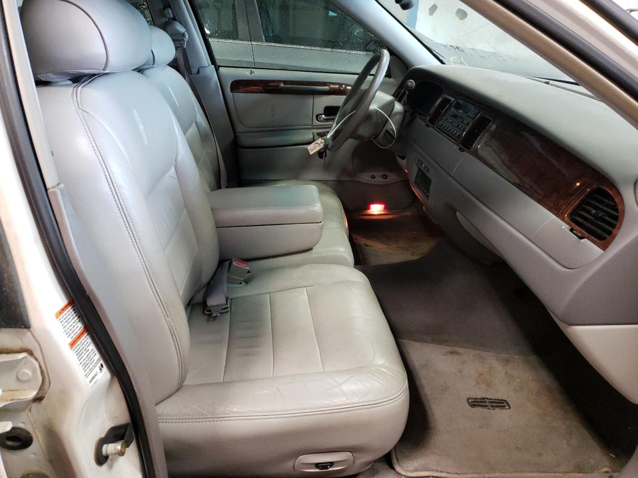 Photo 5 from auction – 2001 LINCOLN TOWN CAR E with VIN 1LNHM81W01Y692302