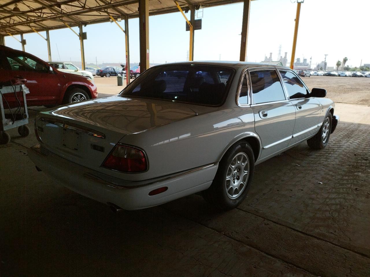 صورة رقم 4 من المزاد - 2000 JAGUAR XJ8 مع VIN SAJDA14C9YLF16560