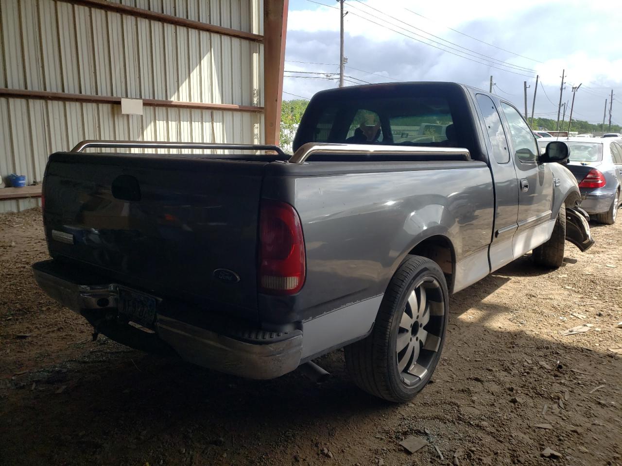 Photo 4 from auction – 2002 FORD F150 with VIN 1FTRX17W32NA29954