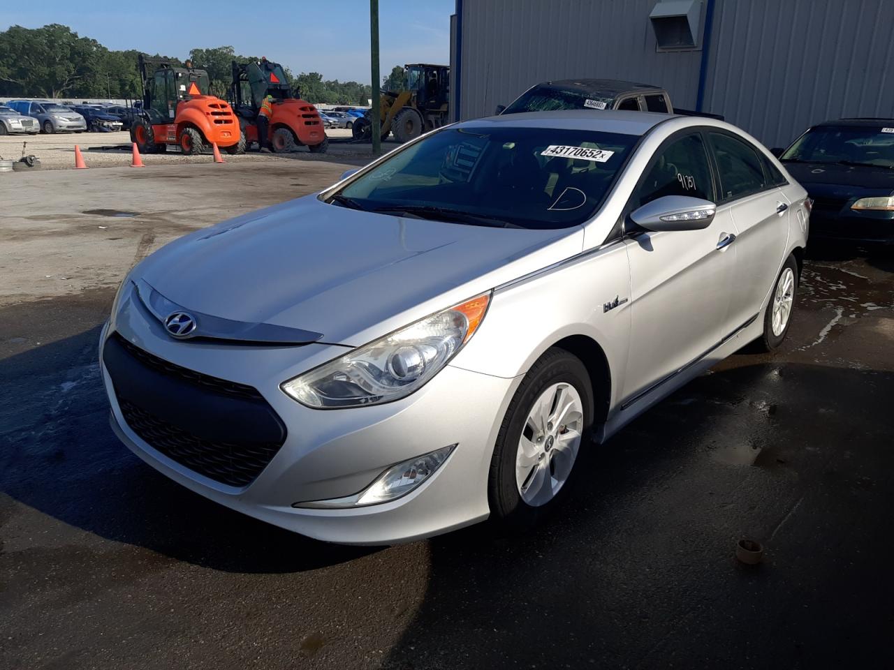 Photo 2 from auction – 2015 HYUNDAI SONATA HYB with VIN KMHEC4A49FA138009