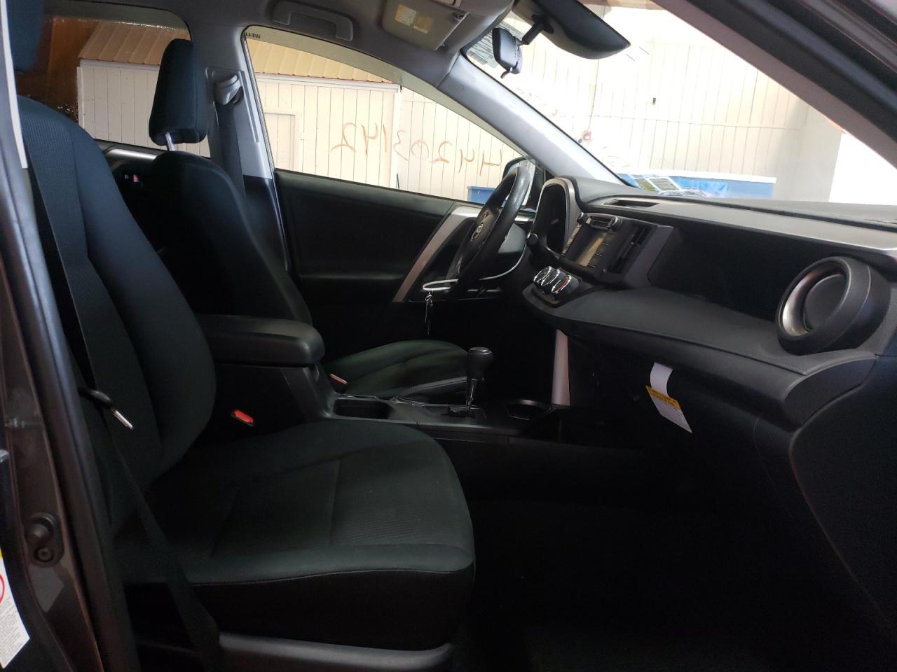Photo 5 from auction – 2018 TOYOTA RAV4 LE with VIN JTMBFREV1JJ727370
