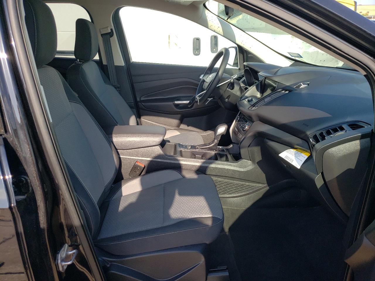 Photo 5 from auction – 2019 FORD ESCAPE SE with VIN 1FMCU9GD9KUC36488