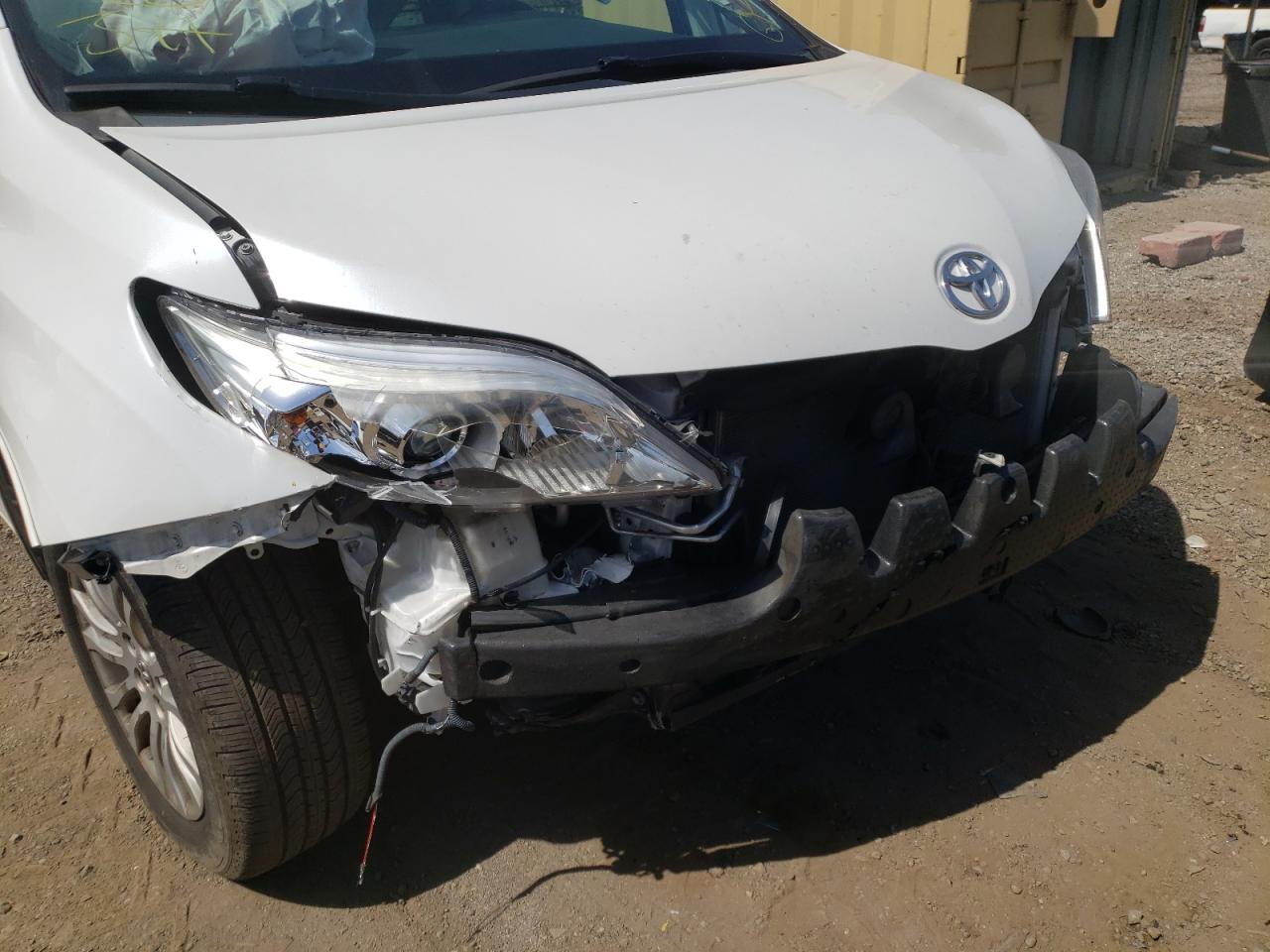 Photo 9 from auction – 2015 TOYOTA SIENNA XLE with VIN 5TDYK3DC7FS675594