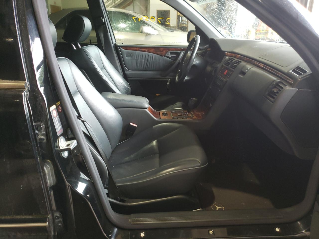 Photo 5 from auction – 2002 MERCEDES-BENZ E 320 with VIN WDBJF65J32B424172