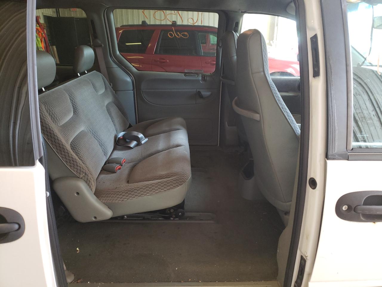 Photo 6 from auction – 2000 CHRYSLER VOYAGER with VIN 2C4GJ2534YR700874