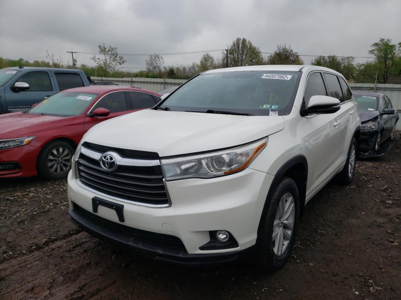 Photo 2 from auction – 2015 TOYOTA HIGHLANDER with VIN 5TDBKRFH1FS155408