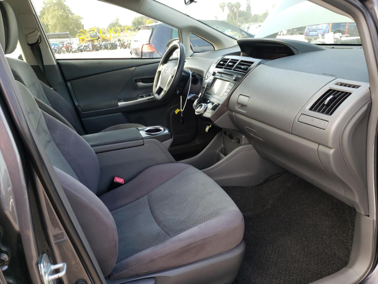 Photo 5 from auction – 2013 TOYOTA PRIUS V with VIN JTDZN3EU5D3231082