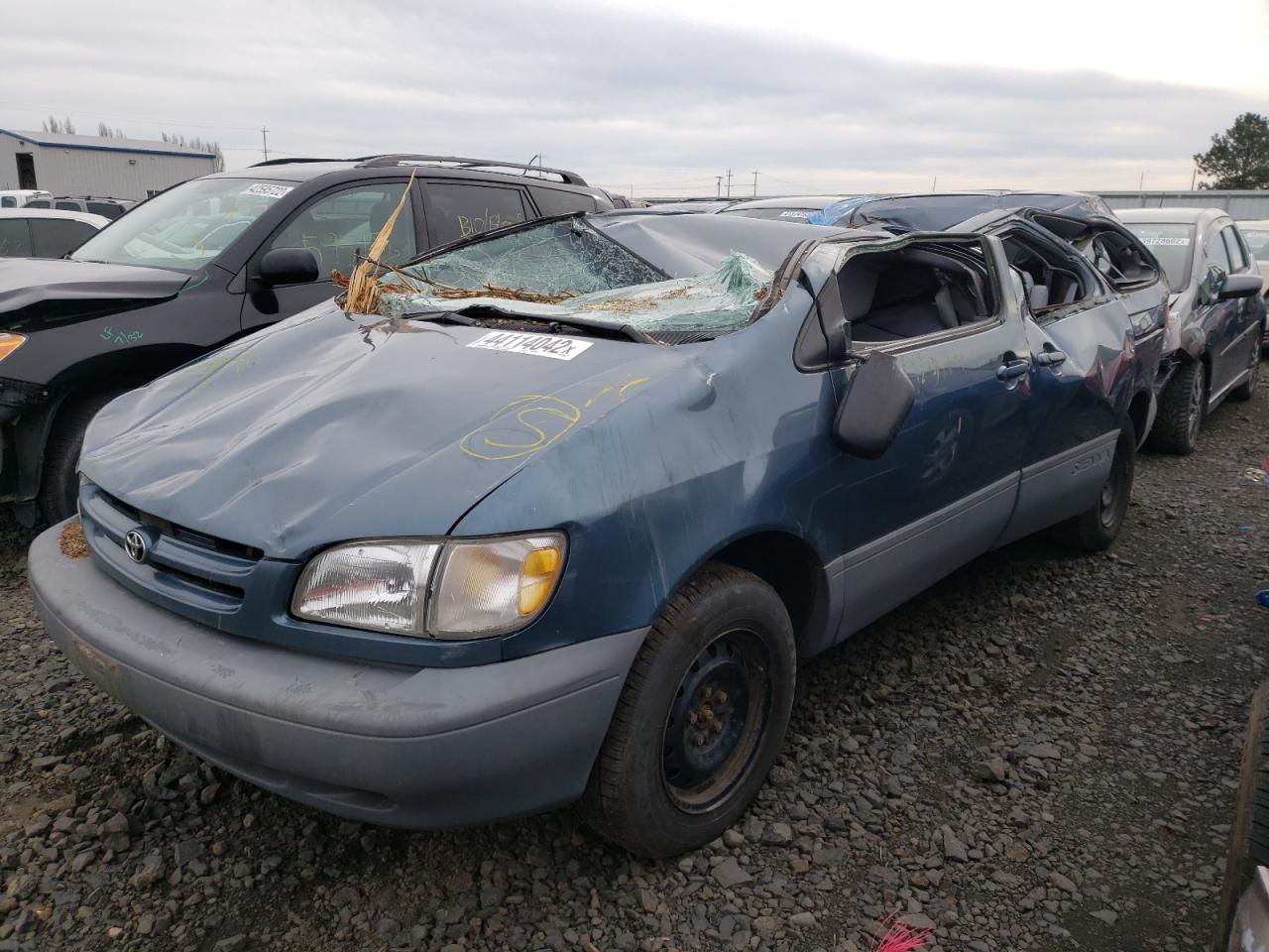 Photo 2 from auction – 2000 TOYOTA SIENNA CE with VIN 4T3ZF19C5YU276433
