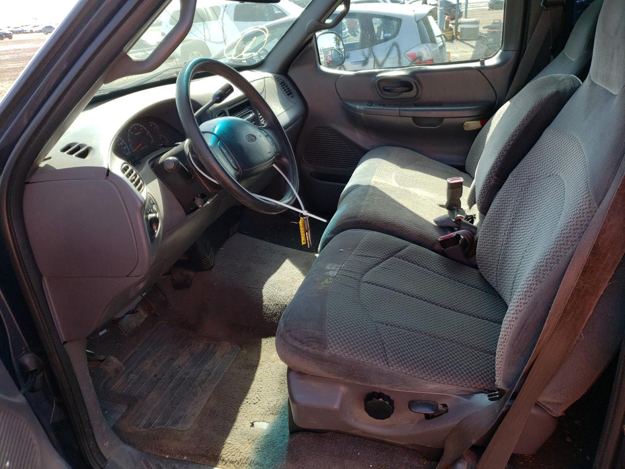 Photo 5 from auction – 2000 FORD F150 with VIN 1FTRX17W5YNC29565