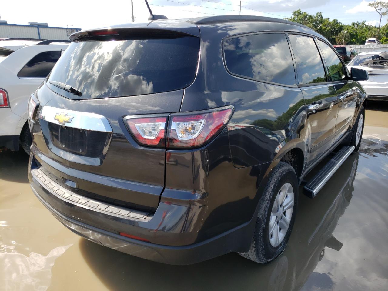 Photo 4 from auction – 2017 CHEVROLET TRAVERSE L with VIN 1GNKRFED6HJ110500
