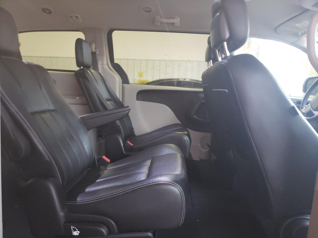 Photo 6 from auction – 2016 CHRYSLER TOWN & COU with VIN 2C4RC1BG2GR293317