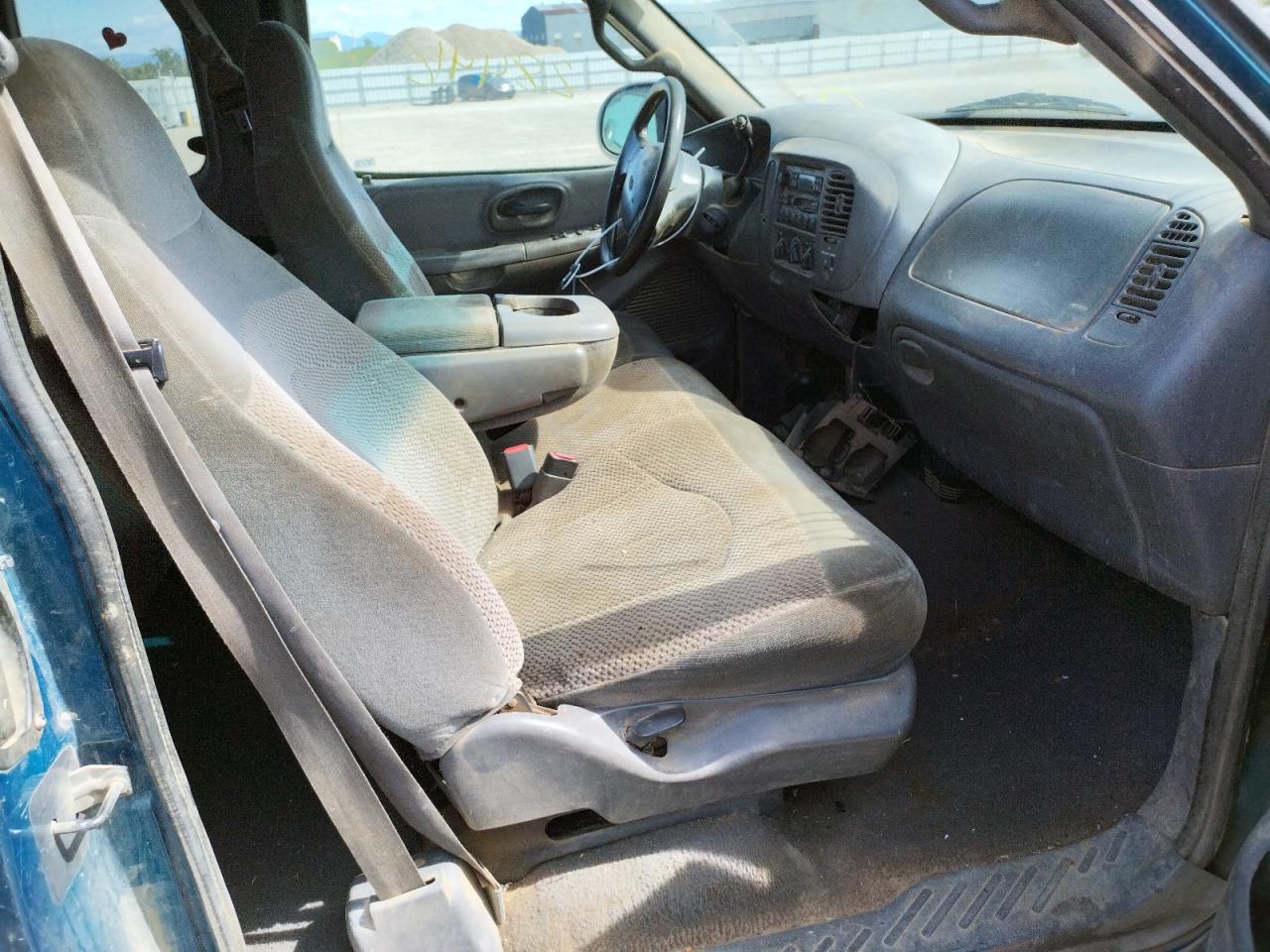 Photo 5 from auction – 2000 FORD F150 with VIN 2FTRX18L5YCB11607