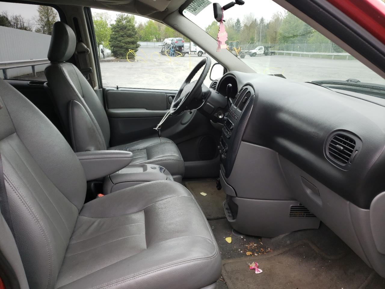 Photo 5 from auction – 2005 DODGE GRAND CARA with VIN 2D8GP44L25R230384