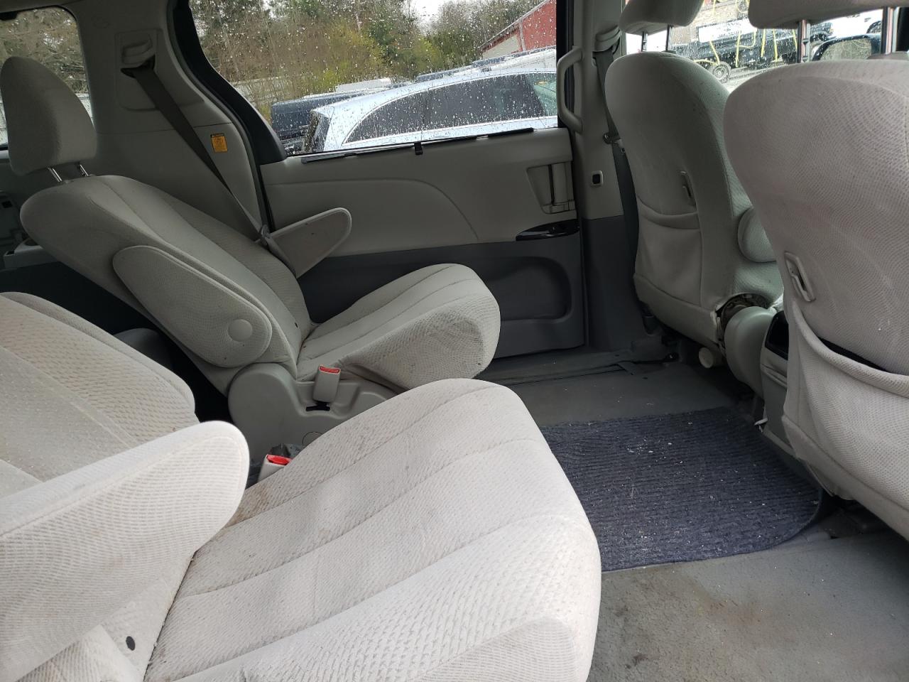 Photo 6 from auction – 2012 TOYOTA SIENNA LE with VIN 5TDJK3DC5CS038099