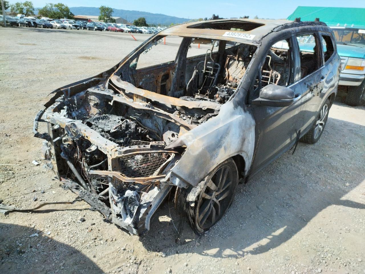 Photo 2 from auction – 2017 HONDA PILOT TOUR with VIN 5FNYF6H91HB026532