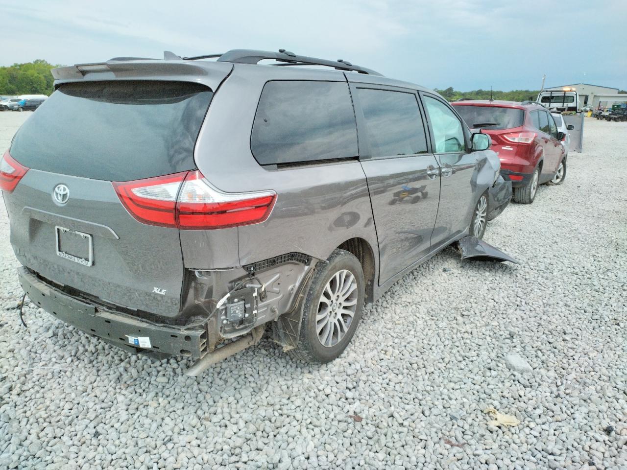 Photo 4 from auction – 2018 TOYOTA SIENNA XLE with VIN 5TDYZ3DC4JS915883