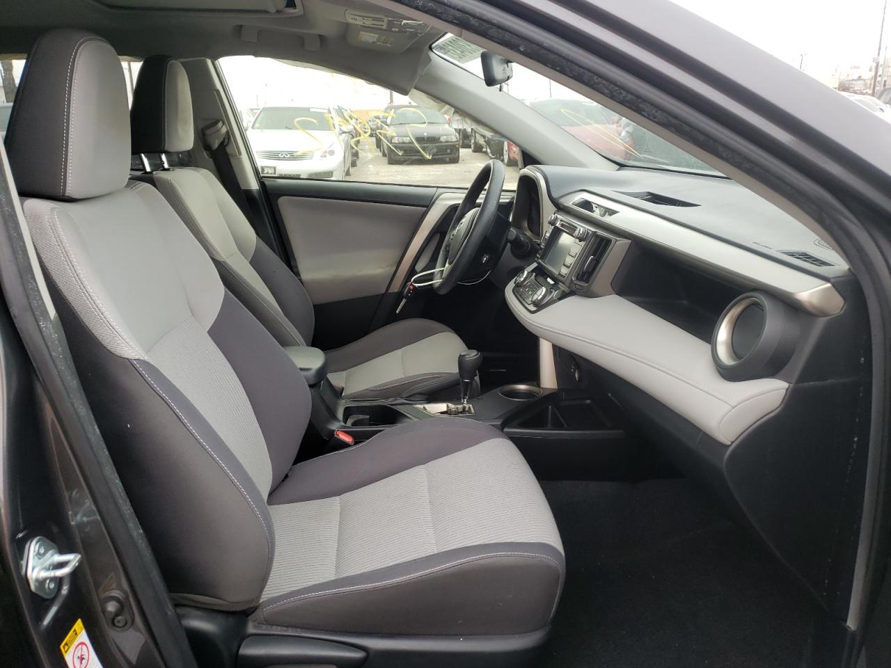 Photo 5 from auction – 2014 TOYOTA RAV4 XLE with VIN JTMWFREVXEJ009209