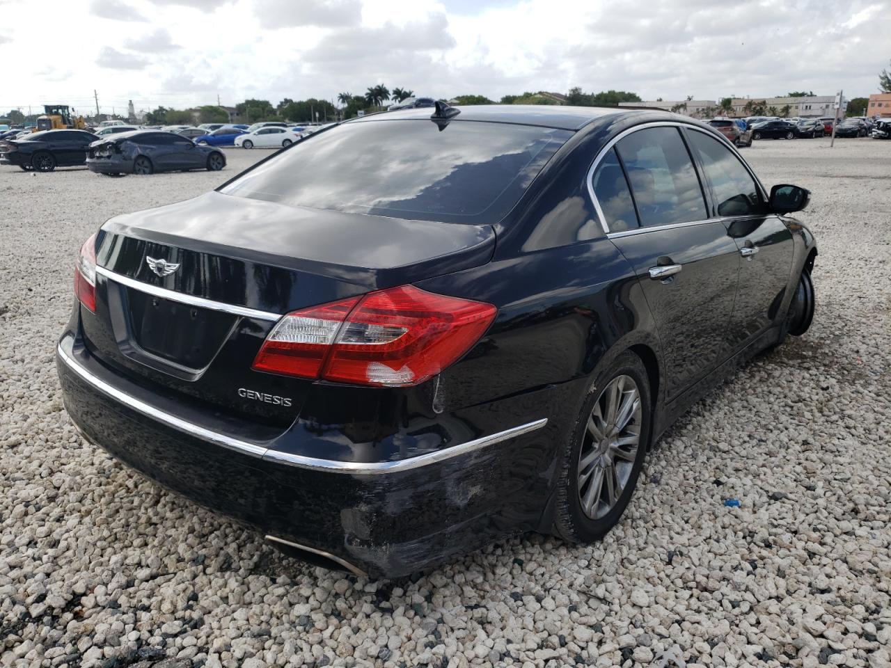 Photo 4 from auction – 2013 HYUNDAI GENESIS 3. with VIN KMHGC4DD2DU253115