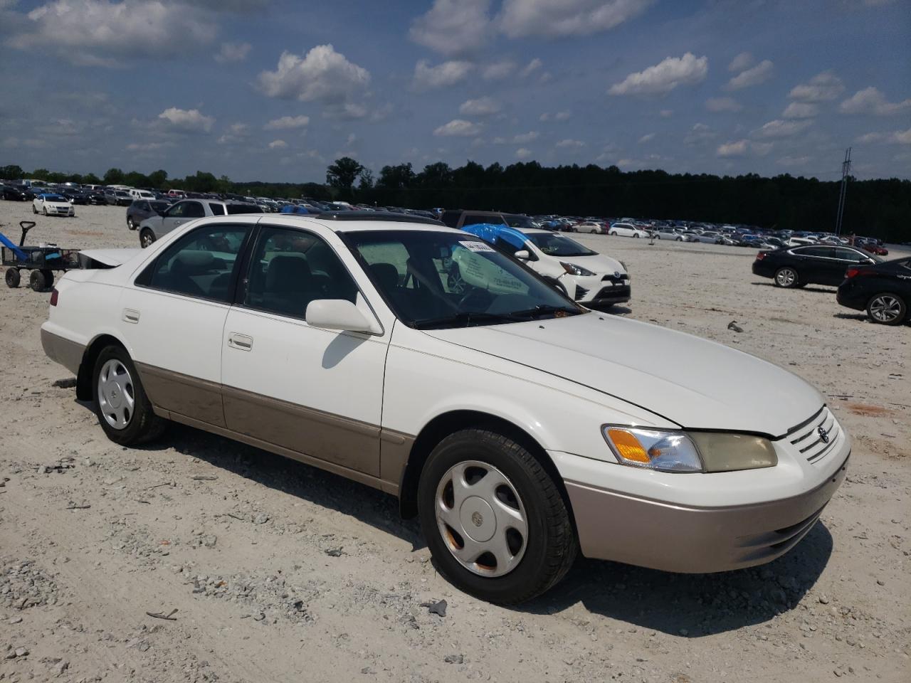 TOYOTA CAMRY CE 1998 with VIN 4T1BF22K0WU050265 - Photo from auction