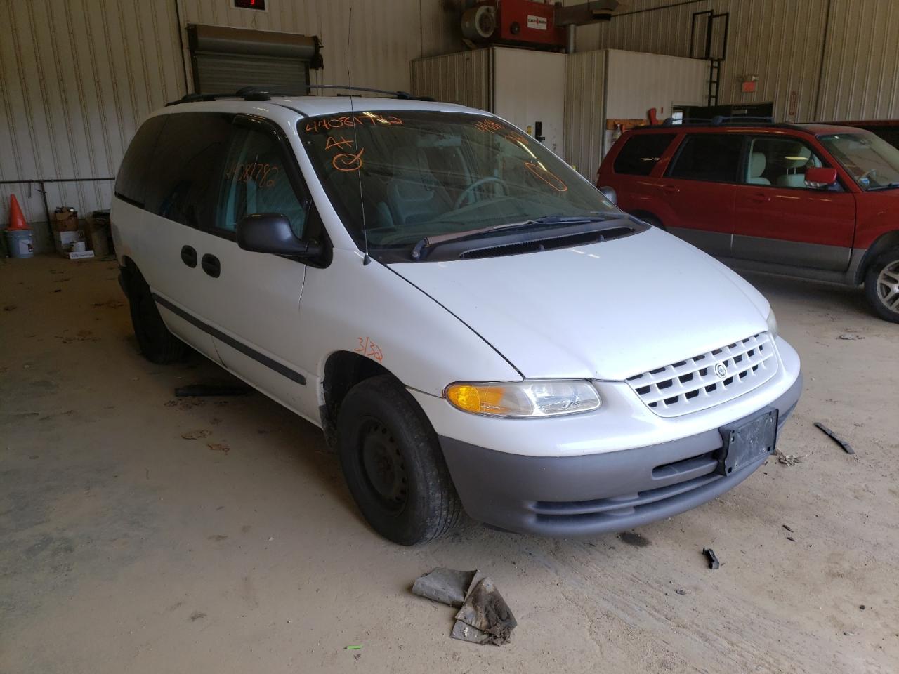 CHRYSLER VOYAGER 2000 with VIN 2C4GJ2534YR700874 - Photo from auction