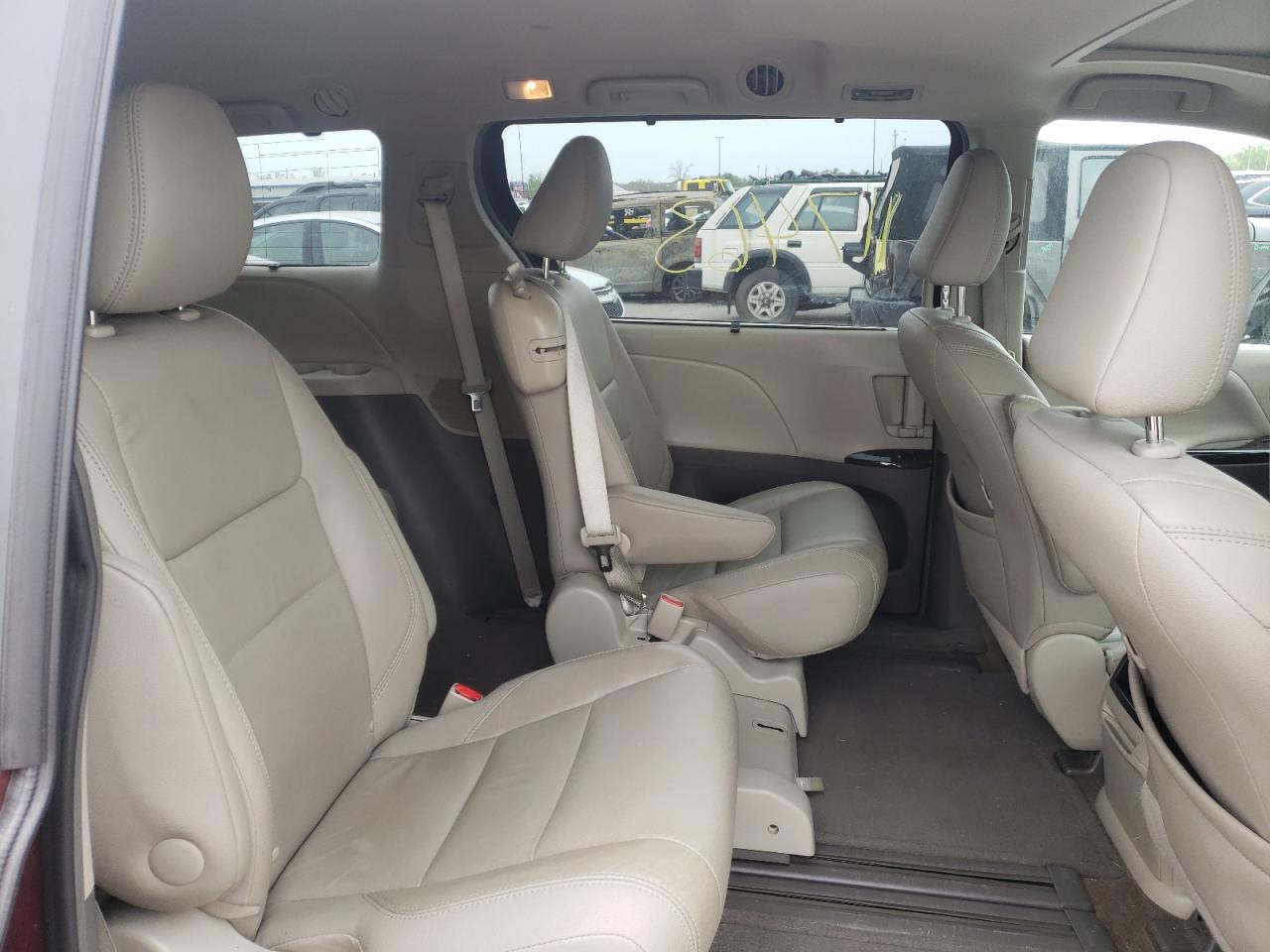 Photo 6 from auction – 2015 TOYOTA SIENNA XLE with VIN 5TDYK3DC5FS652296