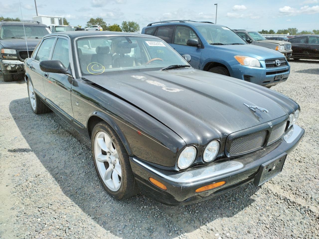 JAGUAR XJR 2000 with VIN SAJDA15B4YMF07443 - Photo from auction