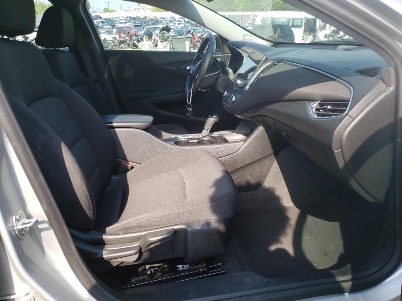Photo 5 from auction – 2020 CHEVROLET MALIBU LT with VIN 1G1ZD5ST2LF062087