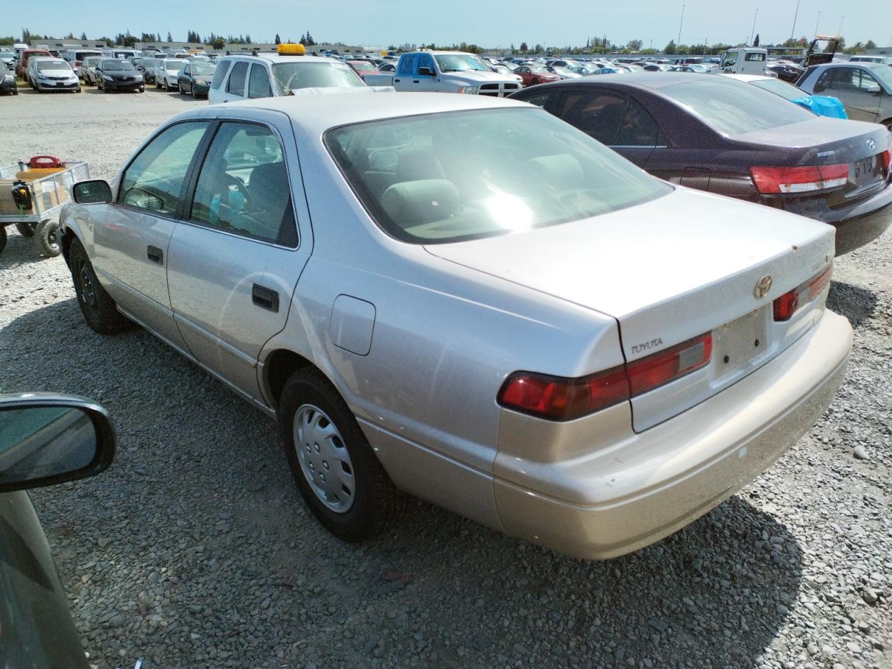 Photo 3 from auction – 1998 TOYOTA CAMRY CE with VIN 4T1BG22K9WU204792