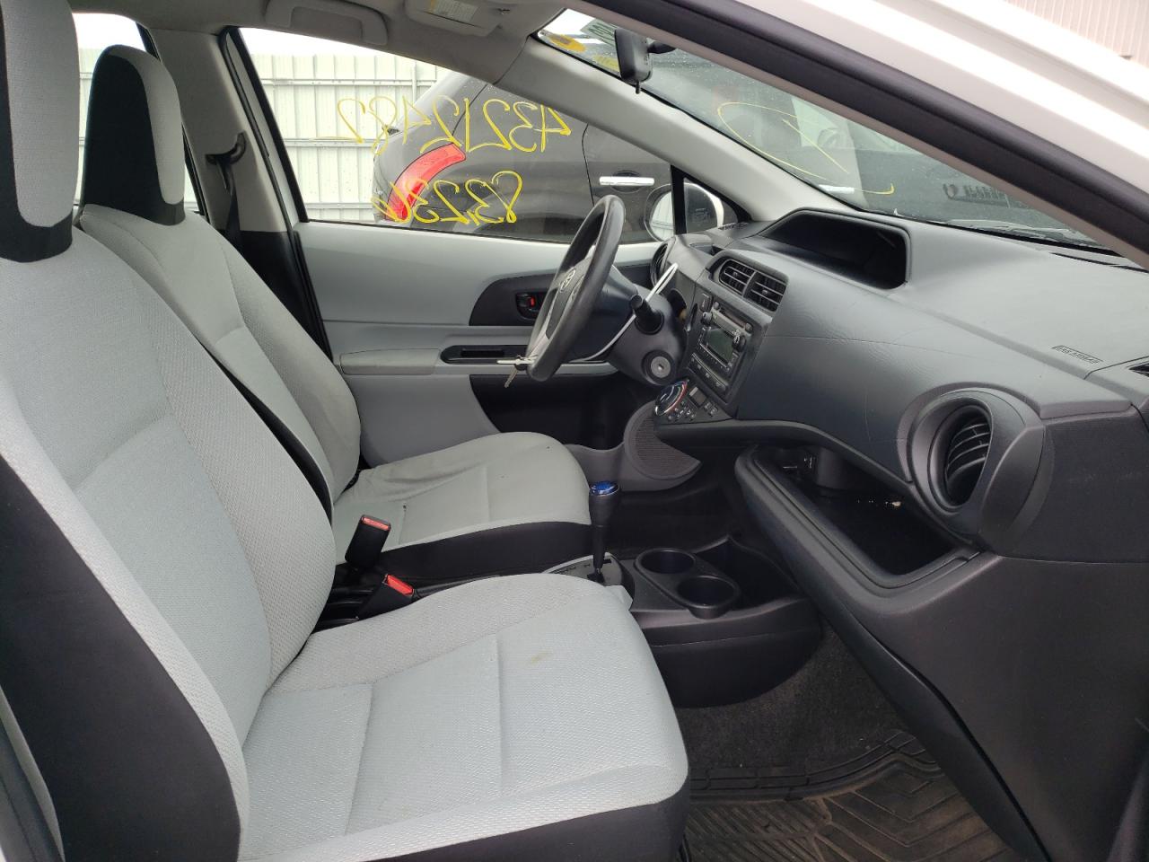 Photo 5 from auction – 2014 TOYOTA PRIUS C with VIN JTDKDTB34E1567626