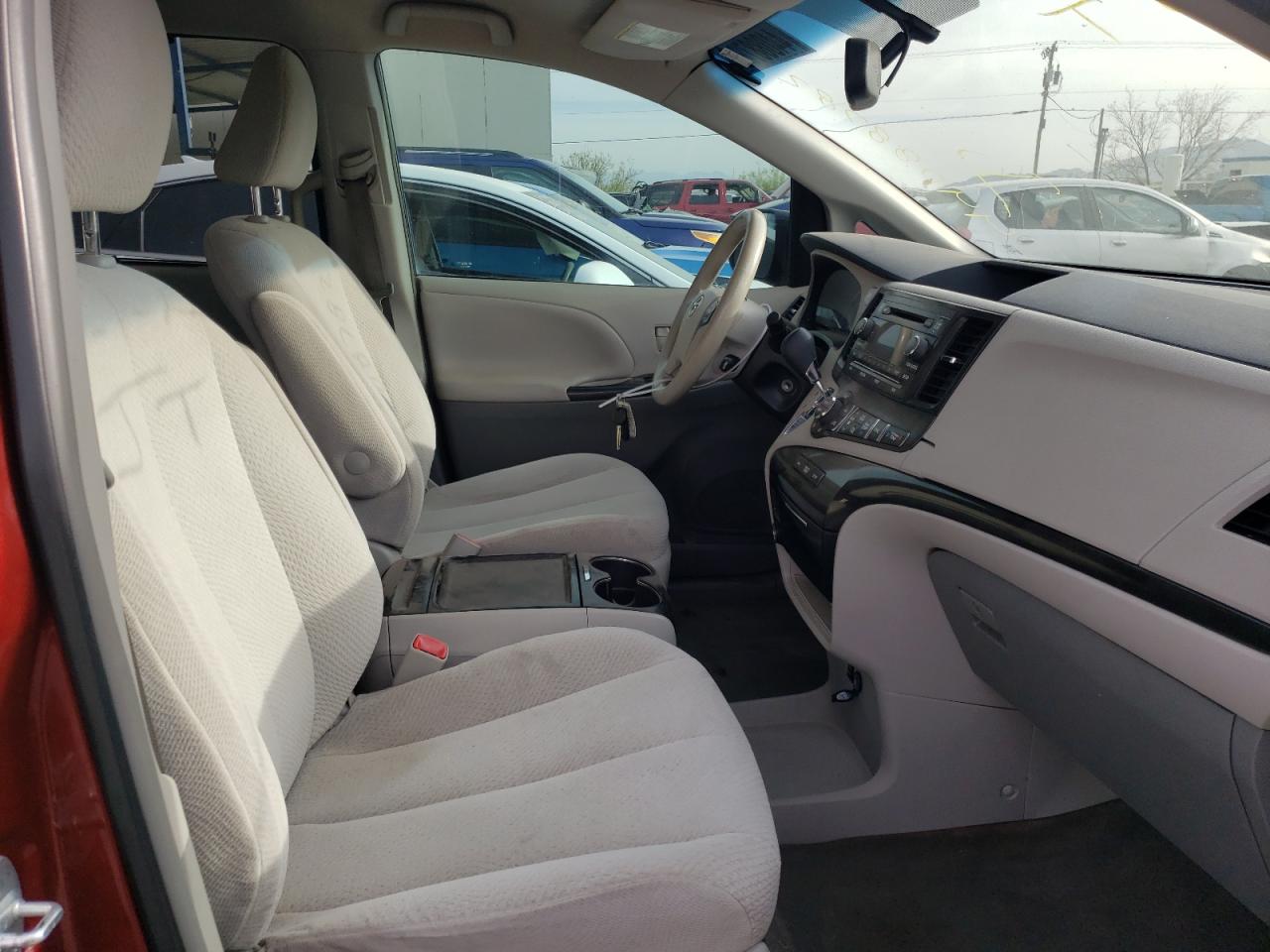 Photo 5 from auction – 2014 TOYOTA SIENNA LE with VIN 5TDKK3DC9ES449125