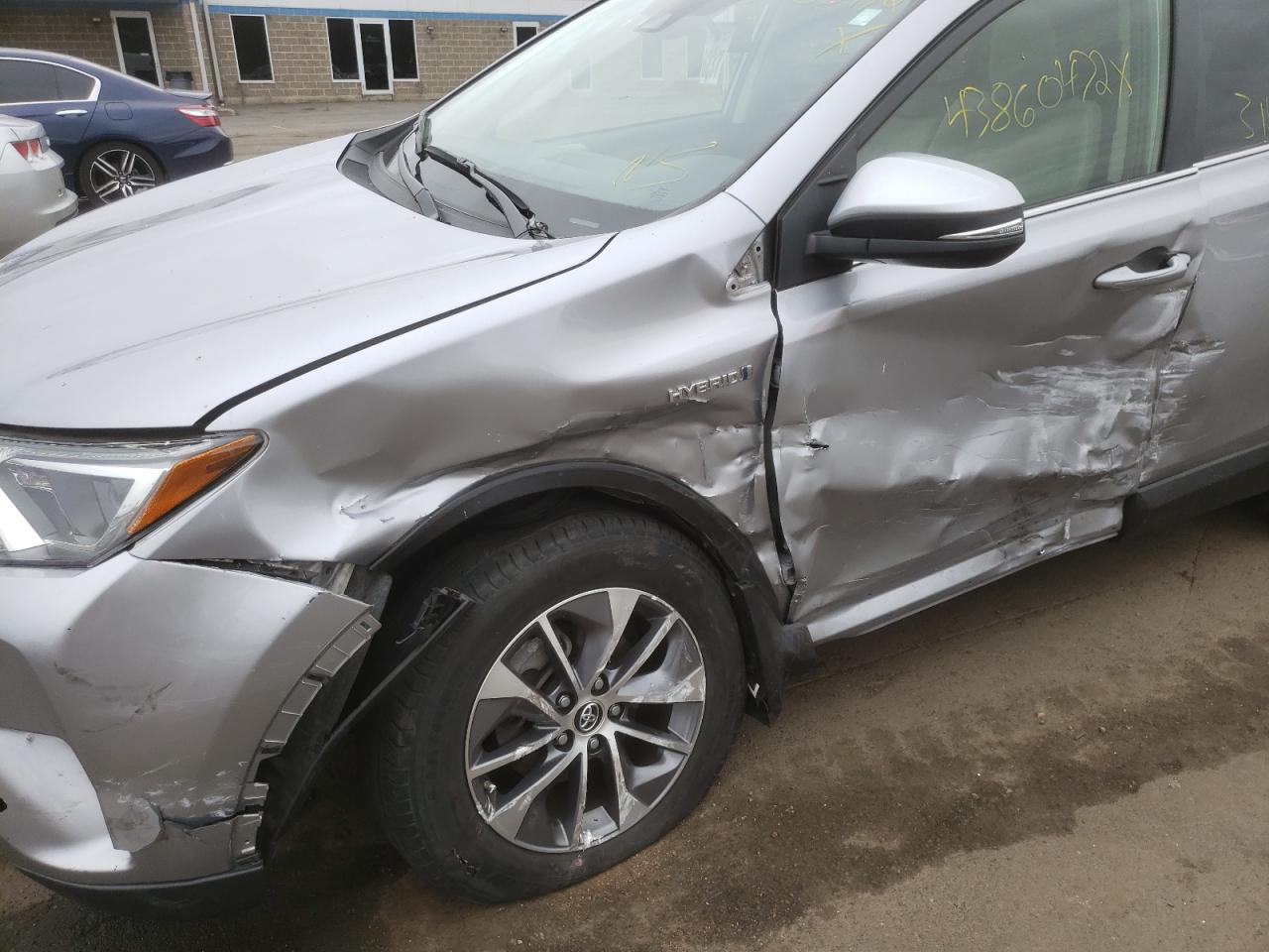 Photo 9 from auction – 2018 TOYOTA RAV4 HV LE with VIN JTMRJREV2JD160551